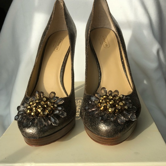 Like NEW COACH Bergen soft  CRACKLED  gold SHOE - Picture 2 of 8